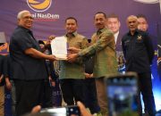 Jadi Calon Kuat di Mubar, Ketua DPW NasDem Sultra Puji La Ode Darwin saat Penyerahan B1KWK