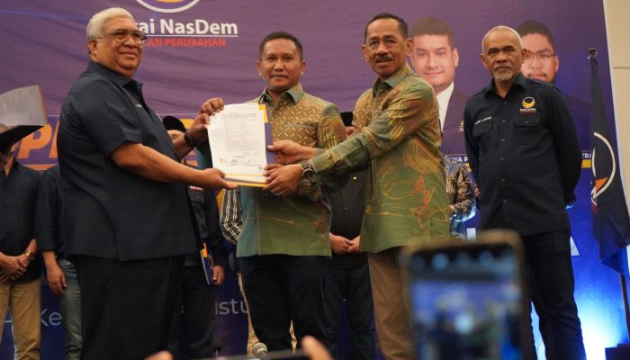 Jadi Calon Kuat di Mubar, Ketua DPW NasDem Sultra Puji La Ode Darwin saat Penyerahan B1KWK