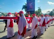 Semarak HUT RI ke-79, Pelajar di Kendari Bentangkan Bendera Sepanjang 79 Meter