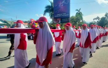 Pelajar di Kota Kendari bentangkan bendera merah putih sepanjang 79 meter