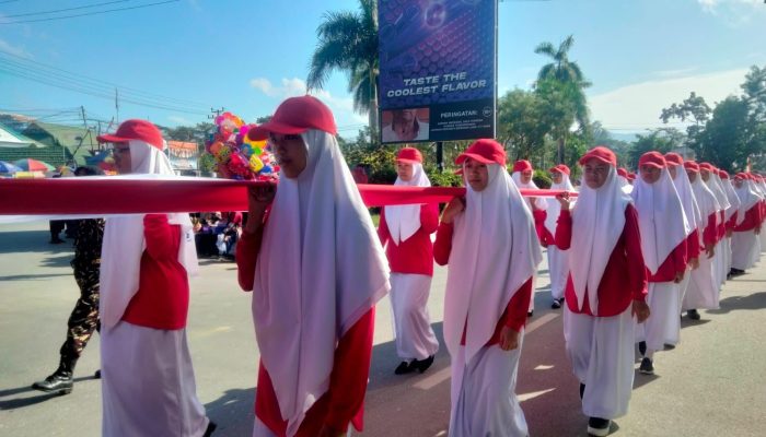 Semarak HUT RI ke-79, Pelajar di Kendari Bentangkan Bendera Sepanjang 79 Meter