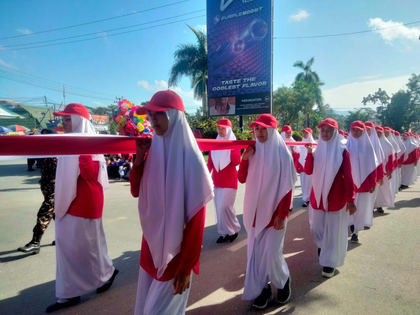 Pelajar di Kota Kendari bentangkan bendera merah putih sepanjang 79 meter