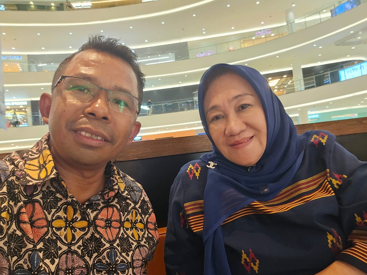 La Ode Basir bersama calon gubernur Sultra, Tina Nur Alam