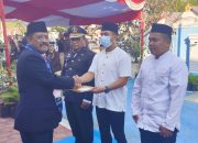 Pj Bupati Konawe Stanley  Serahkan Surat Remisi Bebas kepada Dua Napi Rutan Unaaha