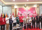 Diiringi Ribuan Relawan, Pasangan Yudhi-Nirna Resmi Mendaftar di KPU Kota Kendari