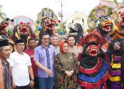 Hadir di Lalembuu Konsel, Cagub Sultra Tina Nur Alam Disambut Tari Reog Ponorogo