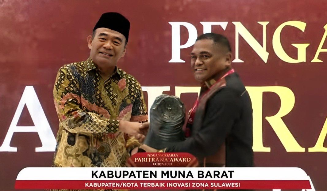 Penyerahan Paritrana Award 2024 oleh Menko PMK, Muhadjir Effendi kepada Pj Bupati Mubar