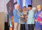 Kakanwil Kemenag Sultra Terima Penghargaan Sultra Awards 2024 sebagai Tokoh Inovatif, Inspiratif dan Aspiratif