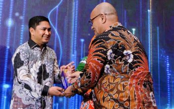 Penyerahan pengahargaan Apresiasi Tokoh Indonesia 2024 oleh PT Tempo Media Group kepada Pj Gubernur Sultra yang diwakili Kepada Dispar Sultra, Belli Tombili