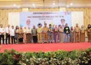 Sekda Sultra Berikan Penghargaan Siddhakarya Tingkat Sultra kepada Enam Perusahaan