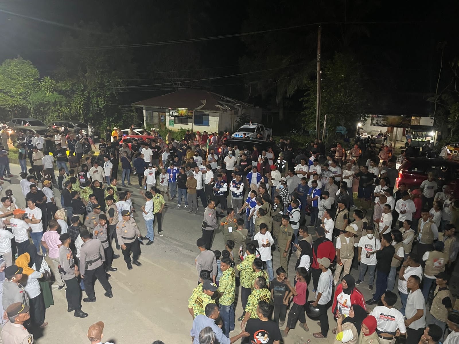 Ribuan simpatisan dan pendukung para Paslon Wali Kota dan Wakil Wali Kota Kendari memadati area luar Kantor KPU Kendari