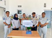 Jasa Raharja Sultra Salurkan Bak Sampah Terpilah kepada Pelabuhan di Bombana