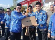 Bupati Konawe Utara Serahkan Laptop Kepada Guru ASN dan P3K 