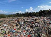 Tumpukan puluhan ribu ton sampah di TPA Puuwatu, Kota Kendari