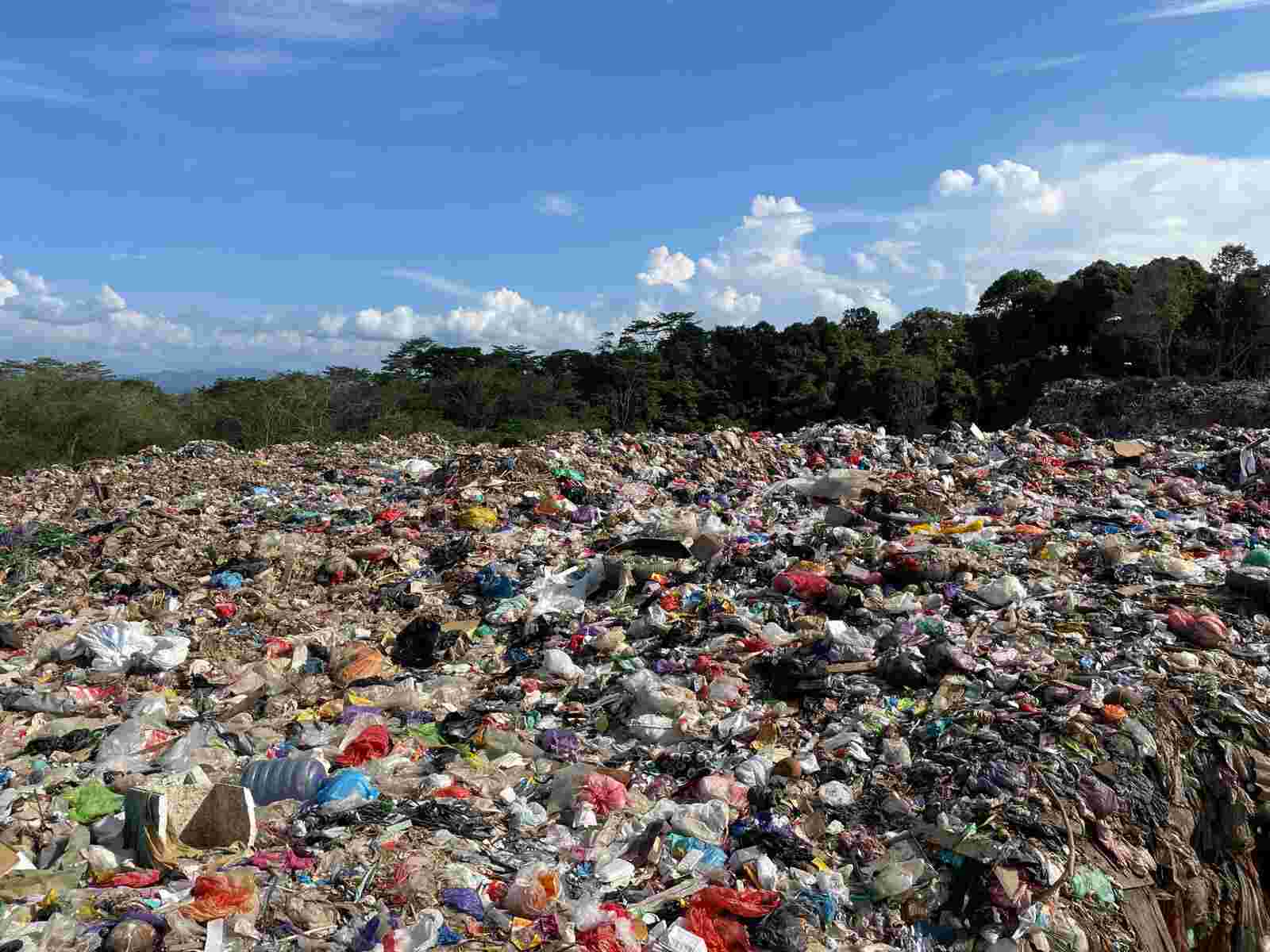 Tumpukan puluhan ribu ton sampah di TPA Puuwatu, Kota Kendari