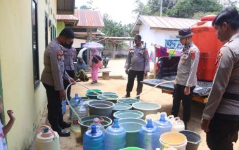 Penyaluran air oleh Polsek Konawe