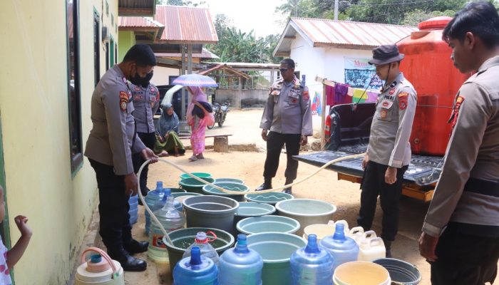 Polsek Konawe Salurkan 1200 liter Air Bersih ke Masyarakat