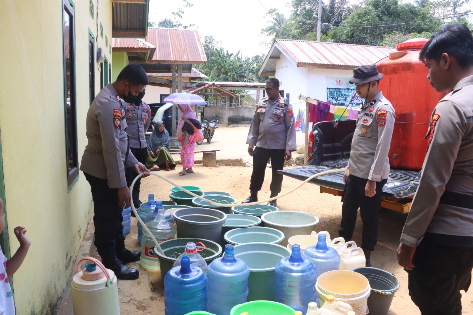 Penyaluran air oleh Polsek Konawe