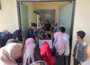 Prosesi penyerahan jenazah almarhum La Ode Hartono dari RS Bhayangkara Kendari kepada pihak keluarga