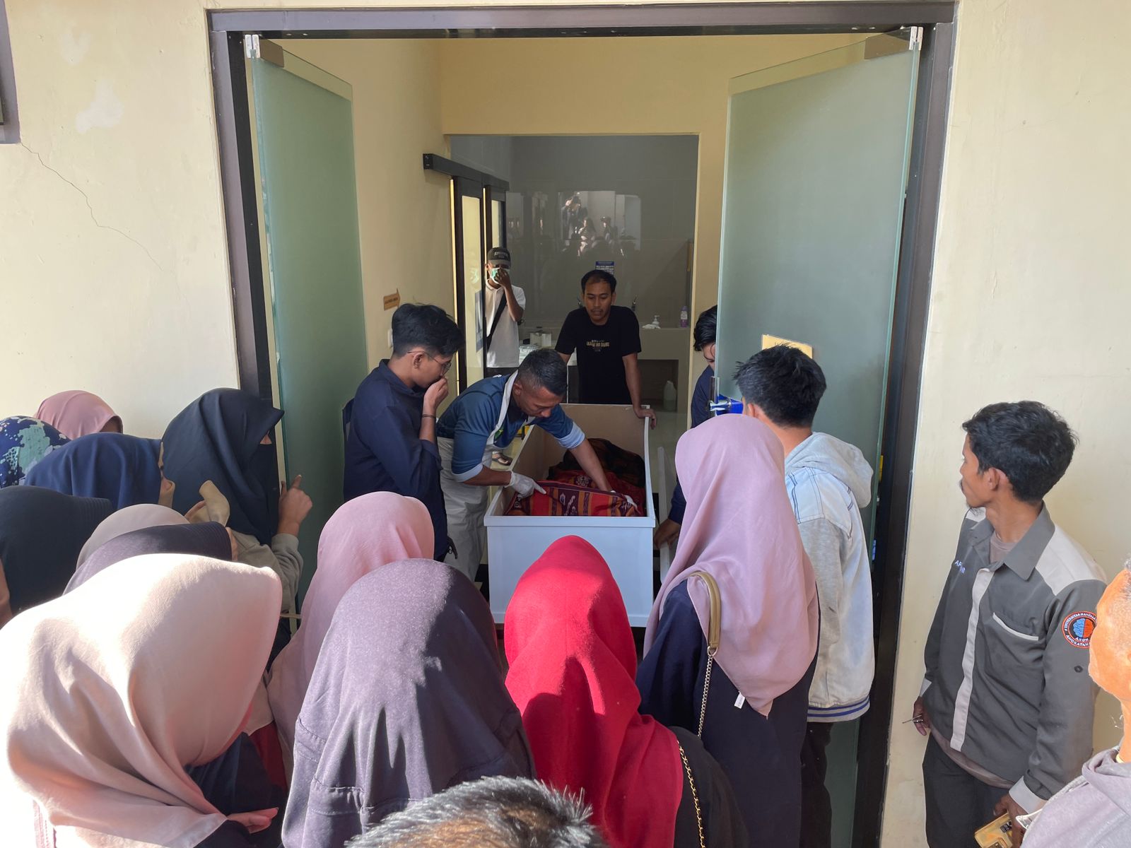 Prosesi penyerahan jenazah almarhum La Ode Hartono dari RS Bhayangkara Kendari kepada pihak keluarga