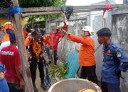 Damkar Kota Kendari Bersama Tim Berhasil Evakuasi Korban yang Terjebak Dalam Sumur di Kelurahan Anaiwoi