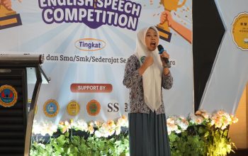 Penampilan salah satu peserta English Speech Competition STIE 66 Kendari