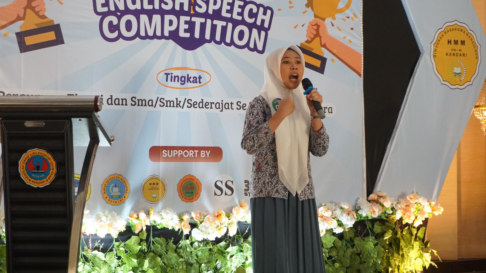 Penampilan salah satu peserta English Speech Competition STIE 66 Kendari