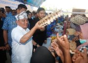 Pj Gubernur Sultra Salurkan Bantuan dan Tinjau Gerakan Pasar Murah di Kabupaten Muna