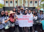 Aksi solidaritas guru di depan PN Andoolo, Kabupaten Konawe Selatan mengawal sidang Supriyani