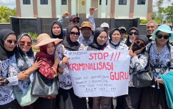 Aksi solidaritas guru di depan PN Andoolo, Kabupaten Konawe Selatan mengawal sidang Supriyani