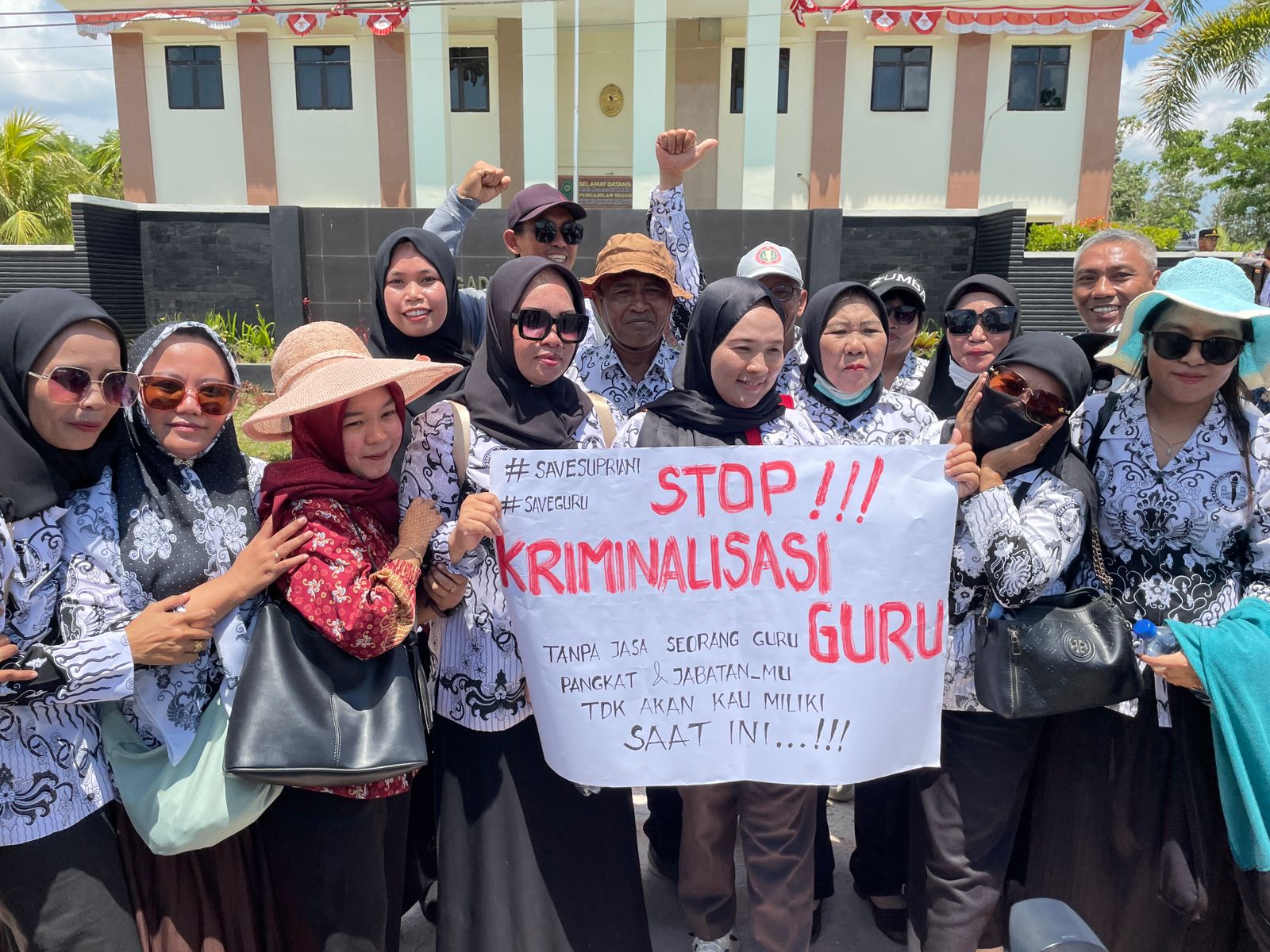 Aksi solidaritas guru di depan PN Andoolo, Kabupaten Konawe Selatan mengawal sidang Supriyani