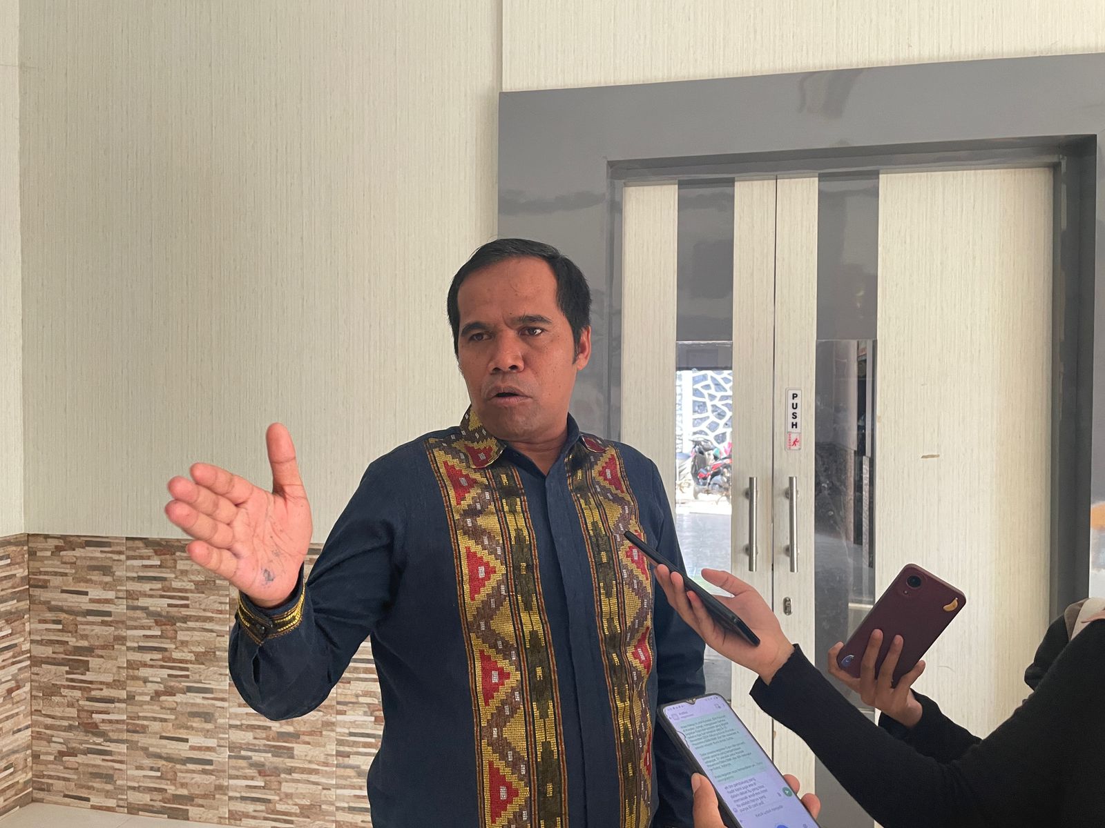 Koordinator Divisi Sosialisasi Pendidikan Pemilih, Partisipasi Masyarakat dan SDM KPU Kota Kendari, Arwah