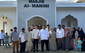 Yudhianto Mahardika dan Nirna Lachmuddin meresmikan Masjid Al-Manini, Kelurahan Baruga, Kecamatan Baruga