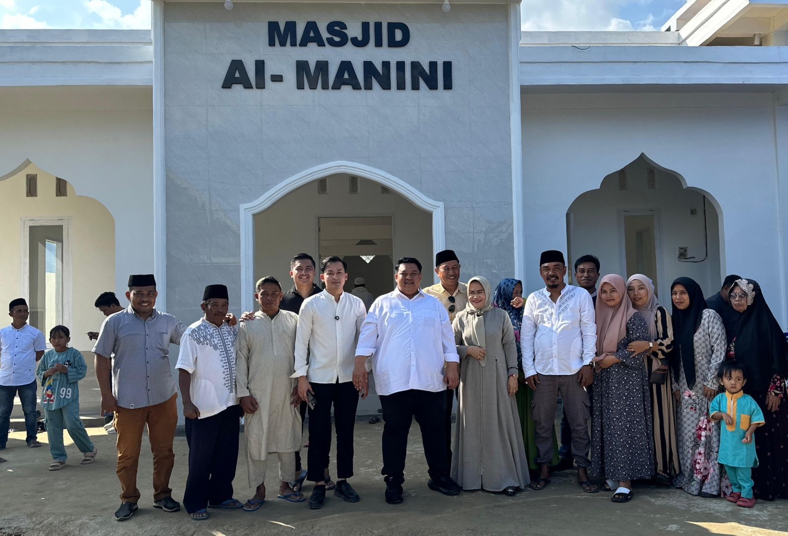 Yudhianto Mahardika dan Nirna Lachmuddin meresmikan Masjid Al-Manini, Kelurahan Baruga, Kecamatan Baruga