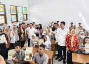 Komisi II DPR RI dan Pj Gubernur Sultra Uji Coba Program Makan Siang Bergizi Gratis di SMAN 4 Kendari