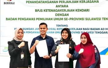 Penandatangan dokumen kerja sama BPJAMSOSTEK dan Bawaslu Kabupaten Kolaka