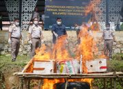 Pemusnahan sosis babi dan telur bebek tak berdokumen karantina asal Kota Batam