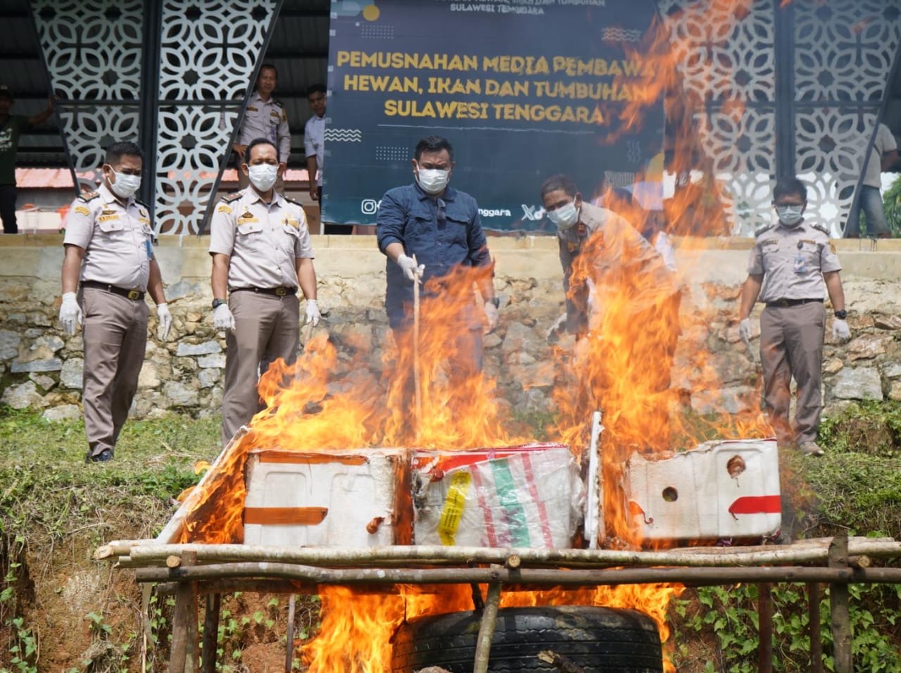 Pemusnahan sosis babi dan telur bebek tak berdokumen karantina asal Kota Batam