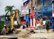 Antisipasi Genangan Air Musim Hujan, Pemkot Kendari Lakukan Pembersihan Sedimen Drainase di Kelurahan Dapu-Dapura