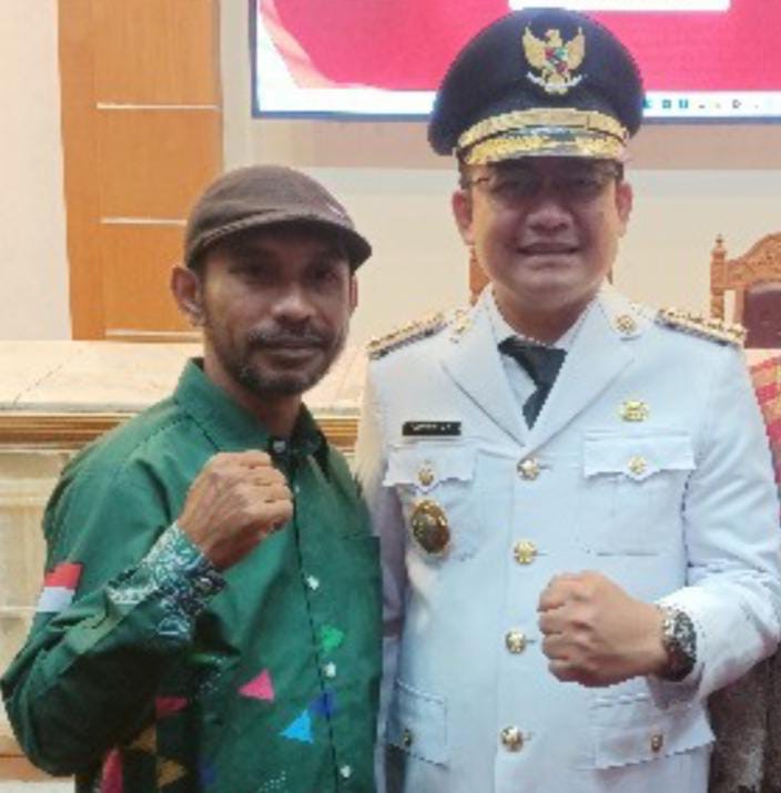 Ketua Dewan Pimpinan Daerah (DPD) Lumbung Informasi Rakyat (LIRA) Kota Kendari Alis Muna Mbotu bersama Pj Walikota Kendari Parinringi