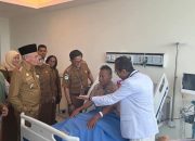 Sekda Sultra Kunjungi Pasien Operasi Jantung di RS Oputa Yi Koo