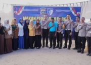 Ditlantas Polda Sultra Beri Makanan Gratis kepada Pelajar di SDN 4 Baito