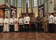 Menkopolkam Sampaikan Selamat Natal dari Prabowo di Gereja Katedral