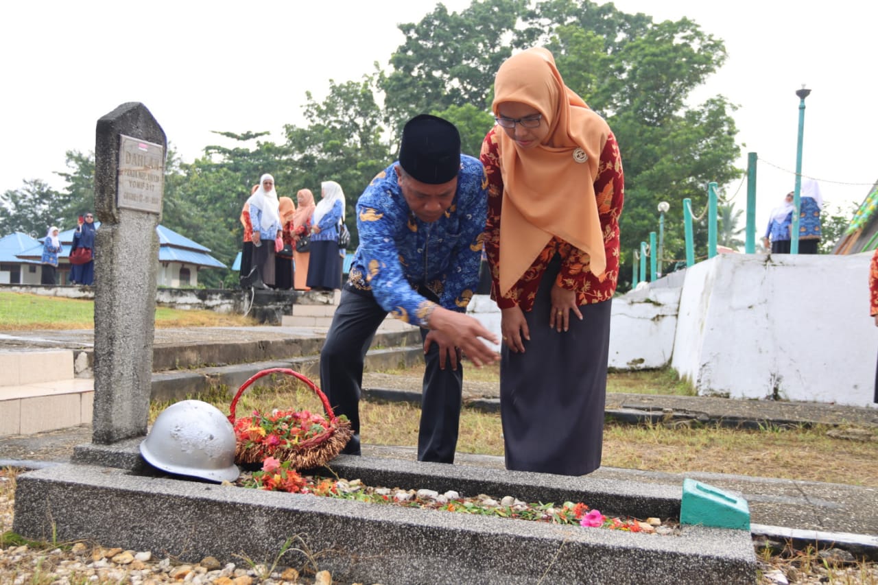 Prosesi tabur bunga oleh Kepala Kanwil Kemenag Sultra