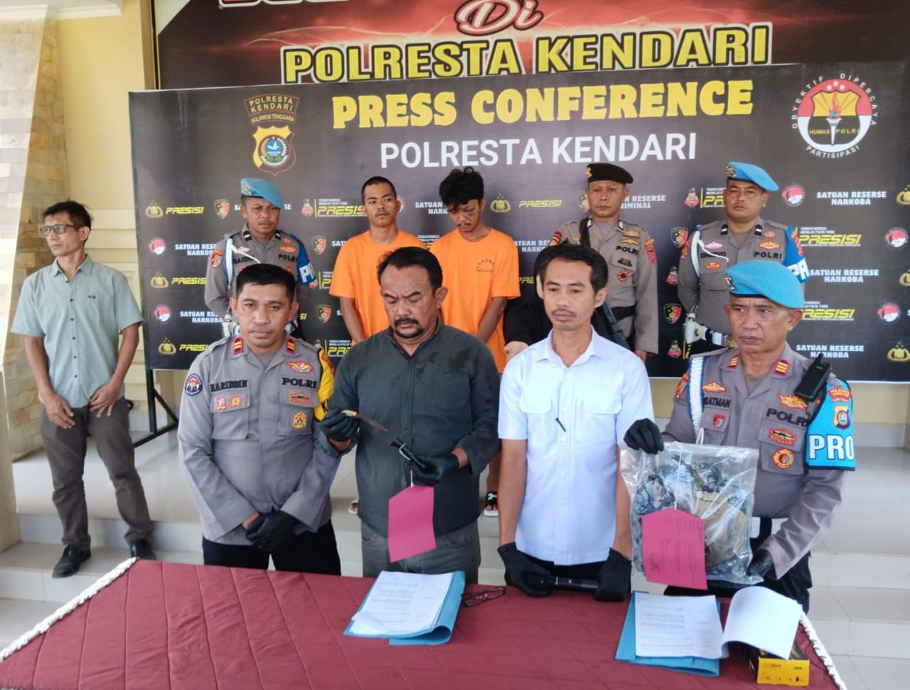 Konferensi pers pengungkapan dua pelaku pembunuhan tukang ojek di Kelurahan Tipulu, Kecamatan Kendari Barat