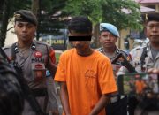 Pelaku pembunuhan ASN saat digiring oleh personel Polresta Kendari