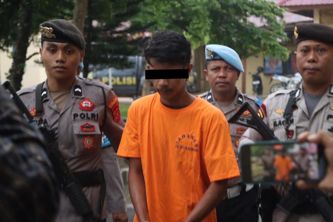 Pelaku pembunuhan ASN saat digiring oleh personel Polresta Kendari