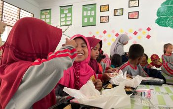 Suka cita siswa siswi SDN 67 Kendari saat menerima makan bergizi gratis