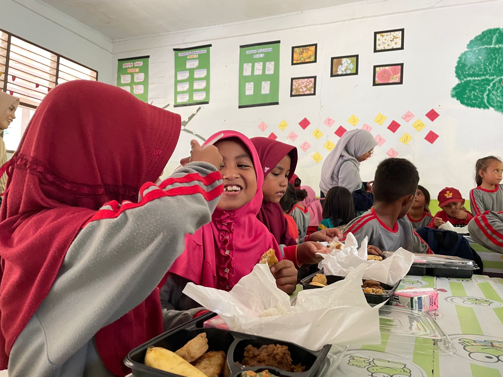 Suka cita siswa siswi SDN 67 Kendari saat menerima makan bergizi gratis