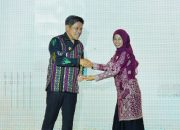 Pj Bupati Busel Raih Penghargaan Figur Inspiratif 2025